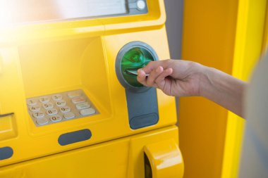 Banka makinesine para çekmek için ATM kartı yerleştiriliyor.