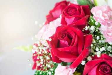 Kırmızı güllerden renkli çiçek buketi, gelinler çiçek buketinde güller.