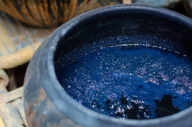 Boyaya sarılı el yapımı bükülmüş kumaş, doğal renkler..