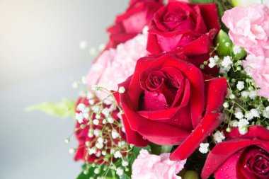 Kırmızı güllerden renkli çiçek buketi, gelinler çiçek buketinde güller.