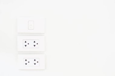 Beyaz duvardaki standart priz. Beyaz AC Elektrik prizi. Elektrik prizi..