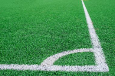 Futbol sahası çimenliği. Futbol için taze yeşil çimen deseni.