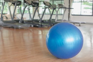Spor salonunda spor, spor aletleri spor salonunda mavi renkli top..
