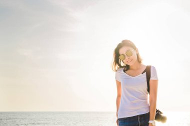 Kumsalda dinlenen kadın, özgürlük, refleks gözlük..