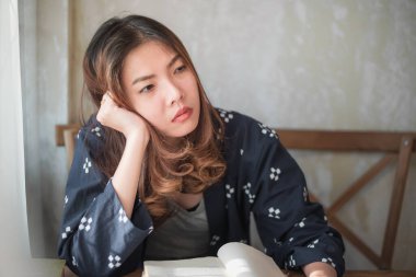 Asyalı kadın yalnız ve bunalımda, depresyonda.