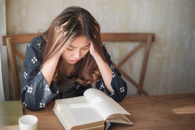 Asyalı kadın yalnız ve bunalımda, depresyonda.