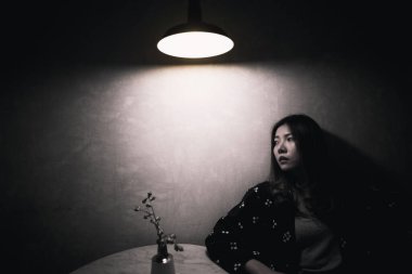 Asyalı kadın yalnız ve bunalımda, depresyonda.