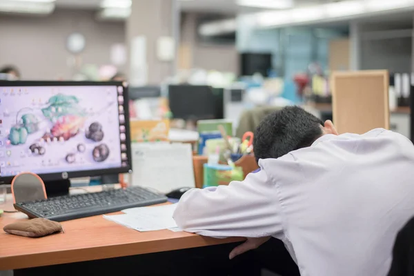 Empreendedor Masculino Estressante Dormindo Mesa Com Computador Documentos — Fotografia de Stock