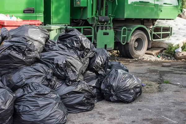 Recyclinganlage Lkw Entlädt Riesige Mengen Müllsäcke — Stockfoto