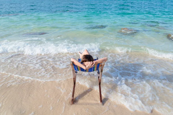 Jeune Femme Relaxant Dans Une Chaise Sur Une Plage Soleil — Photo
