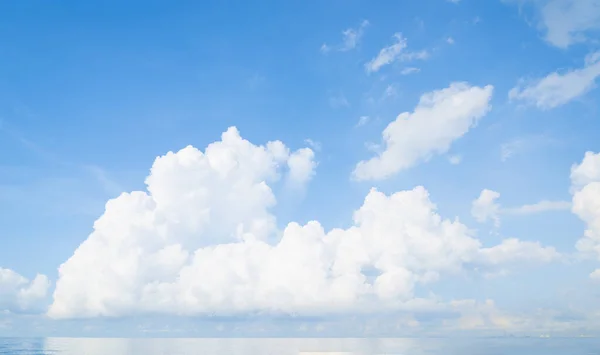 View Beautiful White Clouds Blue Sky Blue Sea Sunny Day — Stock Photo, Image