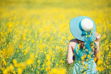 Yaz güneşinin altında, bahar vakti, bir çayırda dinleniyorum..