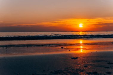 Parlak günbatımı manzarası ve üzerinde turuncu gökyüzü, yaz arkaplanı..