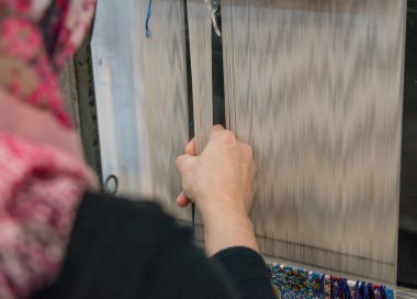 Geleneksel Türk halısı, fabrikada halı dokuyor..