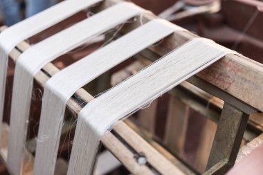 İpek böceği kozaları ve ipekten iplik yapıyorlar. Geleneksel el yapımı ipek üretimi..