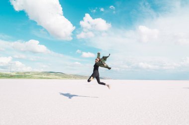 Turist, ünlü turizm beldesi Salt Lake 'de (Türkçe: Tuz Golu) poz veriyor ve zıplıyor..