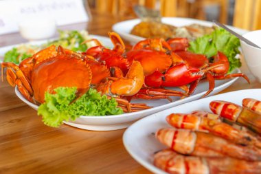 Baharatlı soslu haşlanmış yengeç..