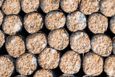 Toprak karışımı gübre beyaz plastik torbada.