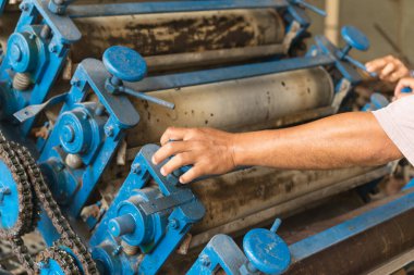 Lastik çarşaf işlemi yapılıyor