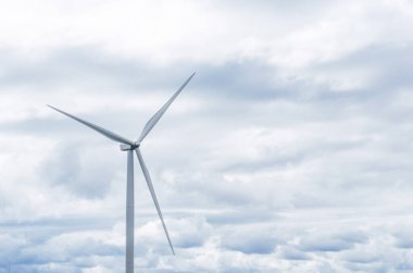 Arkaplan olarak bulutları olan Yel Değirmenleri Temiz Enerji