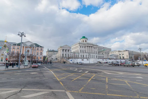 Moskova Kremlin manzaralı şehir manzarası ve Moskva nehrinin sularında yansımalar.
