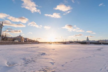 Saray köprüsü. Neva Nehri. Saint-Petersburg 'da. Rusya kışın.