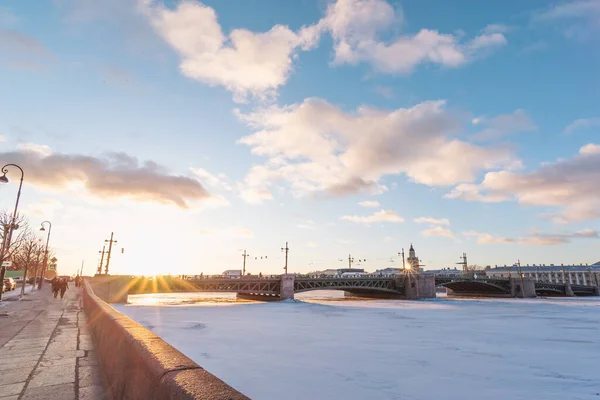 Дворцовый Мост Река Нева Санкт Петербург Россия Зимой — стоковое фото