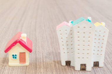 ev ve apartman minyatür modelleri ahşap arka plan, ipotek konsepti.