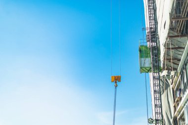 İnşaat alanı geçmişi. Vinçleri kaldırmak ve yeni çok katlı binalar.