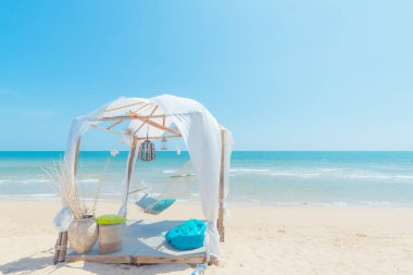 Kumsalda hamakta dinlenen kadın, yaz tatili ve seyahat konsepti.