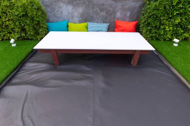 Dışarıda rahat bir yastık dekorasyonu.