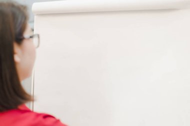 Çizelge tablosuna yazı yazan kadın, iş, analitik ve istatistik kavramı