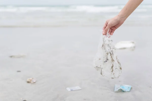 Handarbeiterin Sammelt Plastiktüten Strand Auf — Stockfoto
