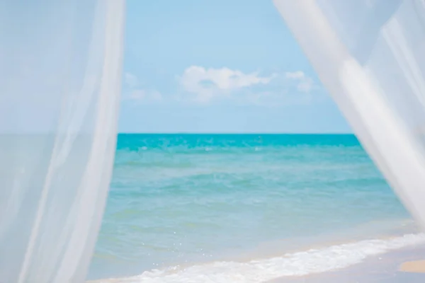 Wind Blazen Witte Gordijnen Zand Zee Zomervakantie Concept — Stockfoto