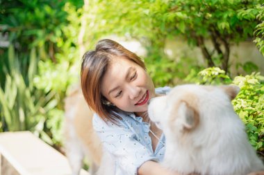 Bir kadın köpeğine sarılıyor. Mutluluk ve dostluk. evcil hayvan ve kadın.