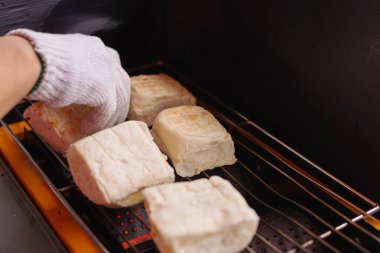 Eller fırın yapmak için unu hazırlar, Adam ekmek hamuru hazırlar, Fırın şefi fırın pişirir, ev yapımı fırın