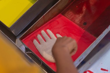 Kırmızı ve sarı lateks kaplı eldivenler. 