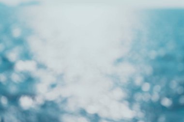 Sahildeki mavi deniz suyunun soyut arkaplanı.