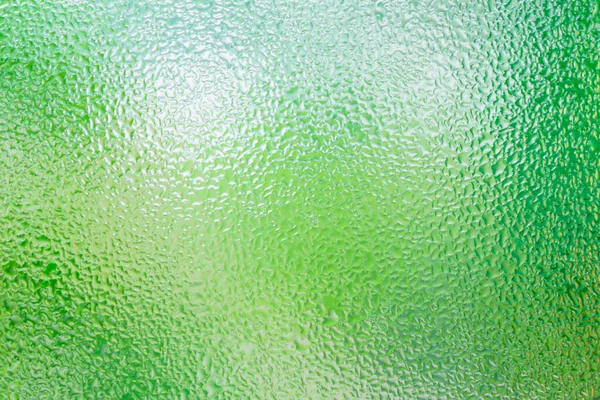 ガラス窓に雨のドロップ緑ボケ背景環境概念は 夏の雨 — ストック写真