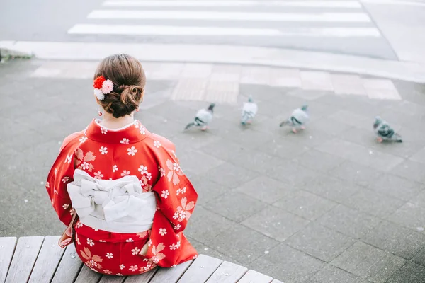 Asiatin Traditionellem Japanischen Kimono Entspannt Unter Dem Baum Sitzend Kyoto — Stockfoto