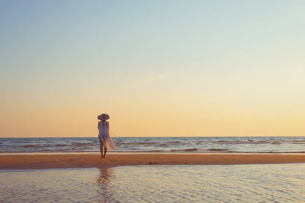 Een Jonge Vrouw Staat Het Strand Tijdens Een Zonsondergang Zomervakantie — Stockfoto