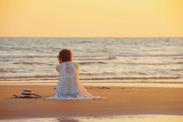 Une Jeune Femme Tient Sur Plage Pendant Coucher Soleil Vacances — Photo