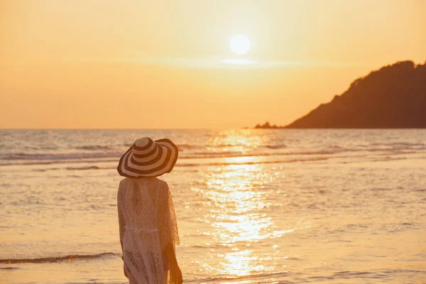 Une Jeune Femme Tient Sur Plage Pendant Coucher Soleil Vacances — Photo