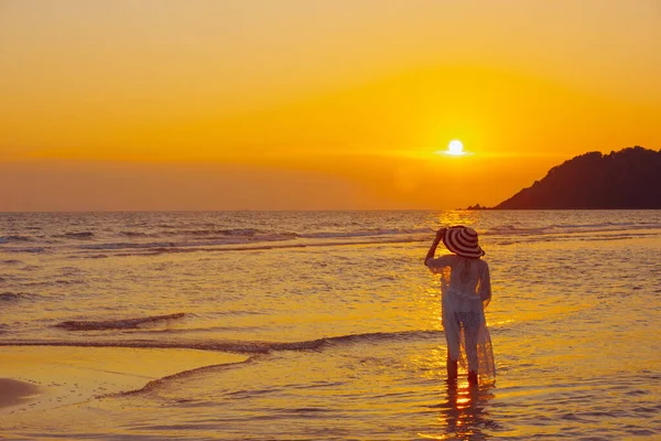 Young Woman Stands Beach Sunset Summer Vacation — Stock Photo, Image