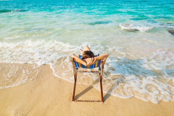 Vrouw Genieten Van Strand Ontspannen Vreugdevol Zomer Door Tropische Zee — Stockfoto