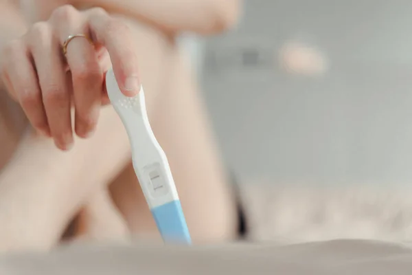 Jong Aziatische Vrouw Zoek Naar Zwangerschapstest — Stockfoto