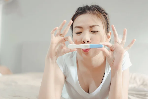 Молодая Азиатская Женщина Смотрит Тест Беременность Happiness Pregnancy Концепции Семьи — стоковое фото