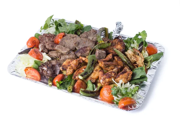 Turkse gemengde biefstuk en kip vlees kebab, karisik kebap - uitknippad binnen — Stockfoto