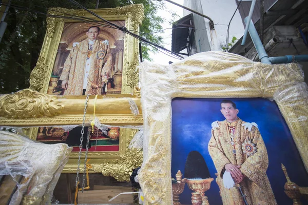 A pictures of the King Vajiralongkorn in a shop in Bangkok — Stock Photo, Image