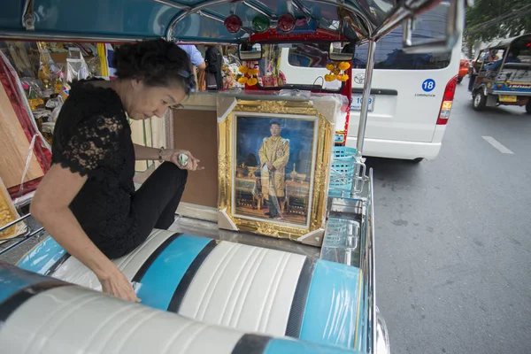 Uma foto do rei Vajiralongkorn em uma loja em Bangkok — Fotografia de Stock